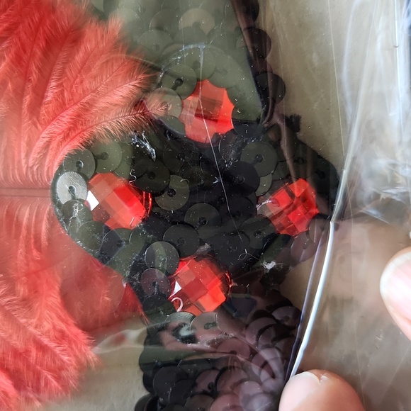 Roaring 20's Headband ☆ Red feather, black band ☆ Brand New in Bag - Picture 7 of 8